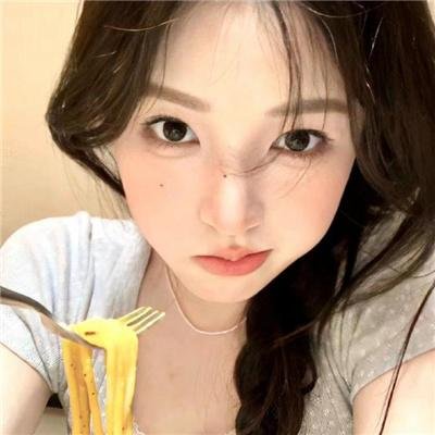 他在窥着你